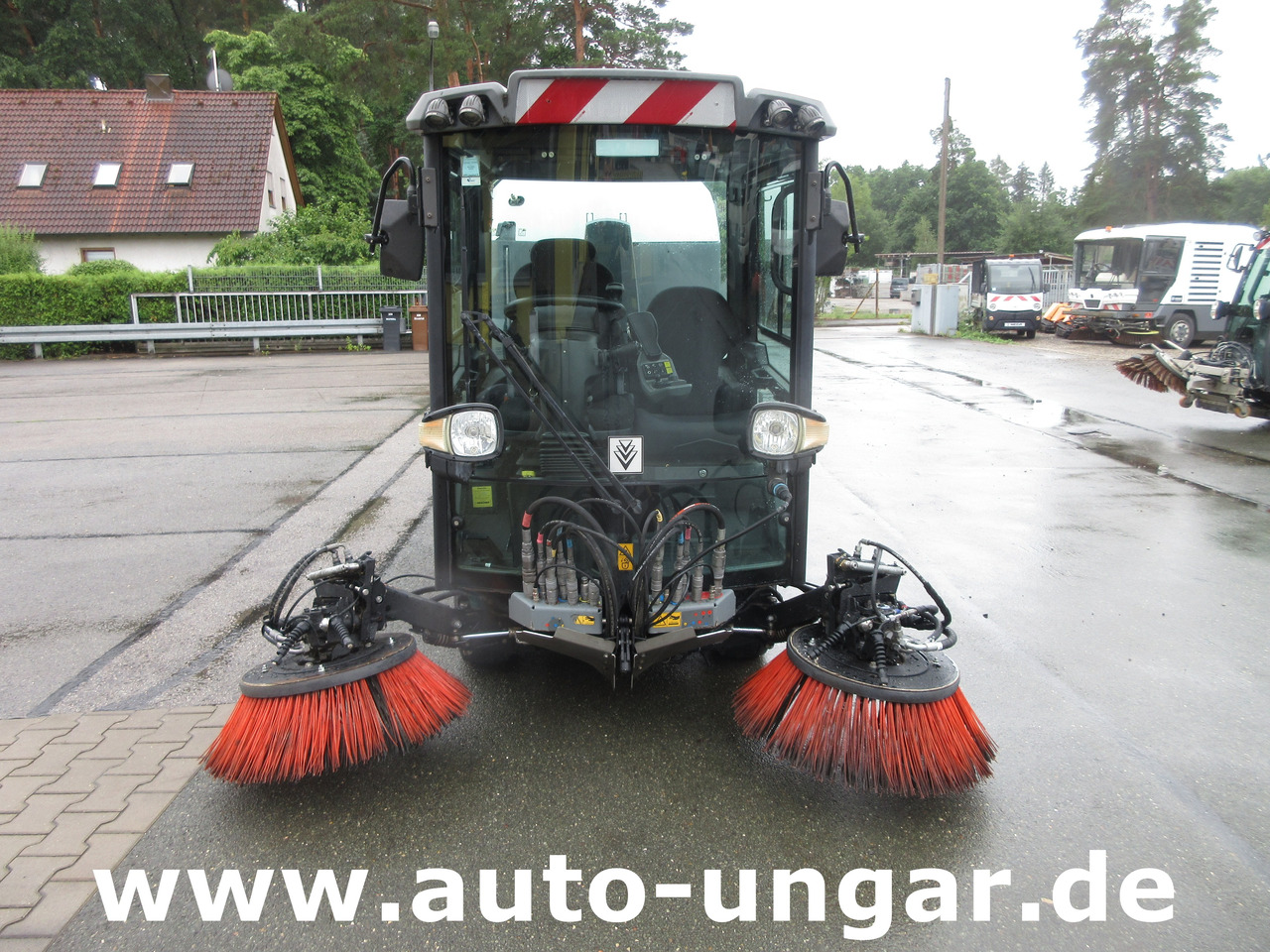 KÄRCHER MC130 Advanced Kehrmaschine Geräteträger 4x4 Kommunalfahrzeug MIC 130 Professional - Підмітально-прибиральна машина: фото 2 KÄRCHER MC130 Advanced Kehrmaschine Geräteträger 4x4 Kommunalfahrzeug MIC 130 Professional - Підмітально-прибиральна машина: фото 2