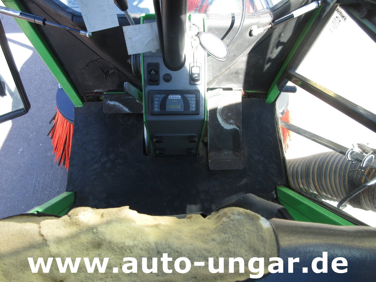 Підмітально-прибиральна машина NILFISK Park Ranger 2150 Egholm Geräteträger mit Kehraufbau Baujahr 2018 Perkins: фото 19