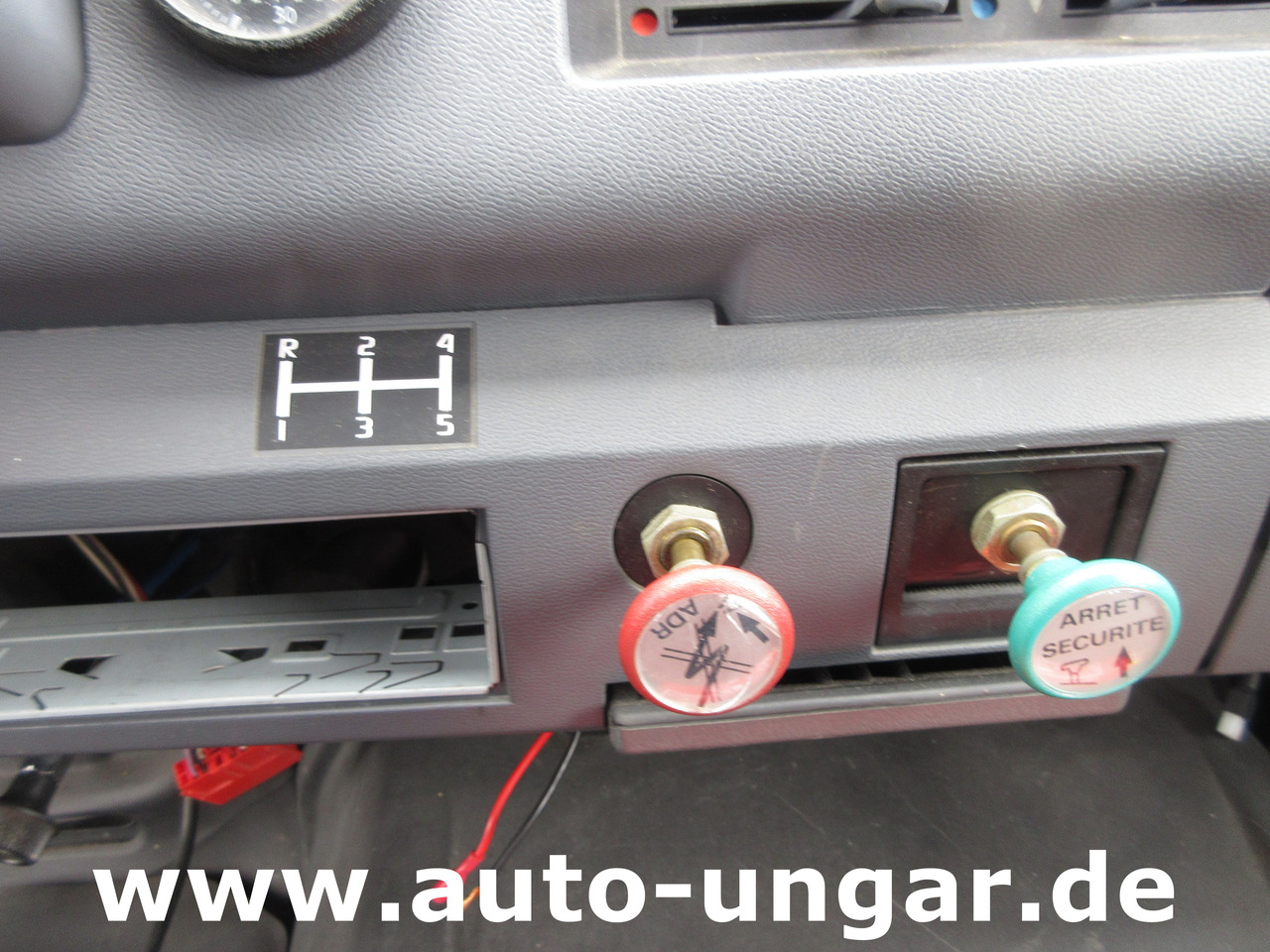 Вантажівка цистерна Для транспортування палива Renault B110 Titan Aviation AVGas Refueller Jet Tanker 2000l Aviteilleur GSE: фото 20