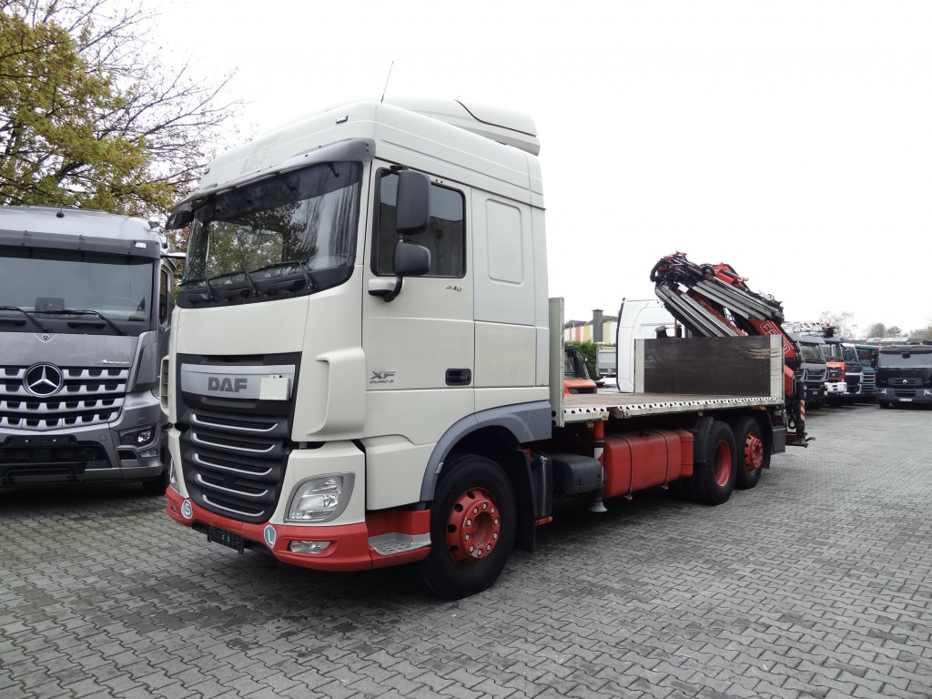 Daf XF440 6X2 Fassi 235 mit Jib bis 24.50 Meter - Бортова вантажівка/ Платформа, Вантажівка з маніпулятором: фото 1 Daf XF440 6X2 Fassi 235 mit Jib bis 24.50 Meter - Бортова вантажівка/ Платформа, Вантажівка з маніпулятором: фото 1