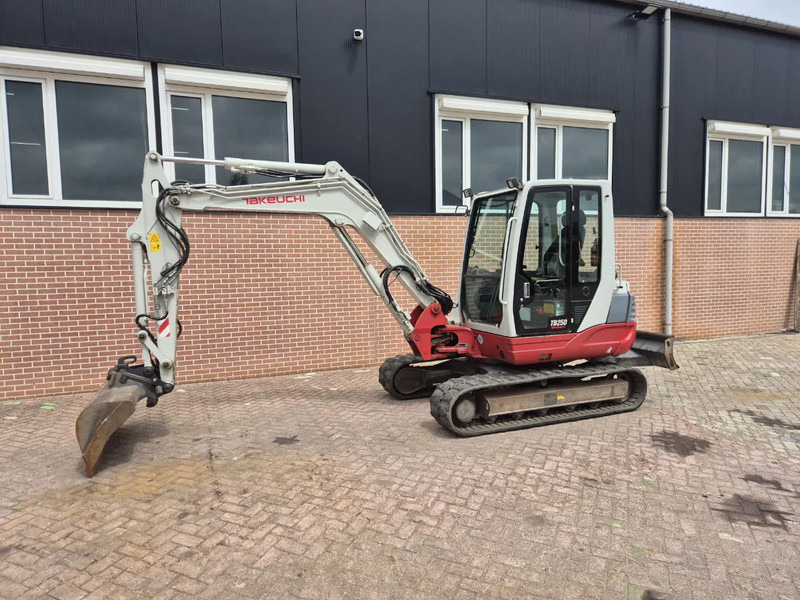 Takeuchi TB250 - Міні-екскаватор: фото 1 Takeuchi TB250 - Міні-екскаватор: фото 1