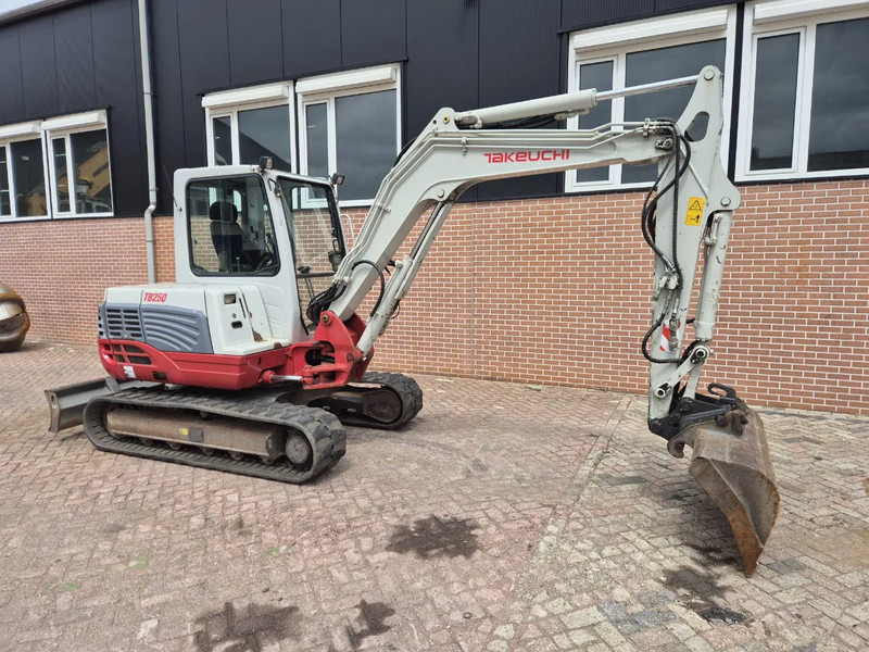 Takeuchi TB250 - Міні-екскаватор: фото 4 Takeuchi TB250 - Міні-екскаватор: фото 4