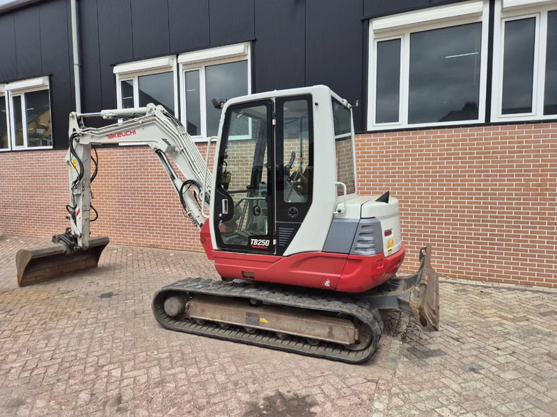 Takeuchi TB250 - Міні-екскаватор: фото 2 Takeuchi TB250 - Міні-екскаватор: фото 2