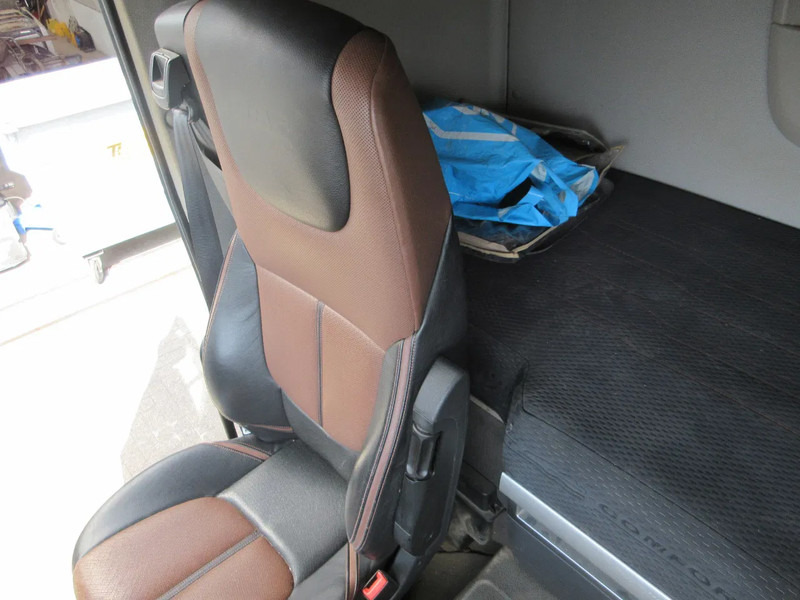 DAF 2109118 // 2109134 LEER LUX STOEL LUCHTGEVEEER RECHTS EN LINKS EURO 6 - Сидіння в категорії Вантажівки: фото 5 DAF 2109118 // 2109134 LEER LUX STOEL LUCHTGEVEEER RECHTS EN LINKS EURO 6 - Сидіння в категорії Вантажівки: фото 5