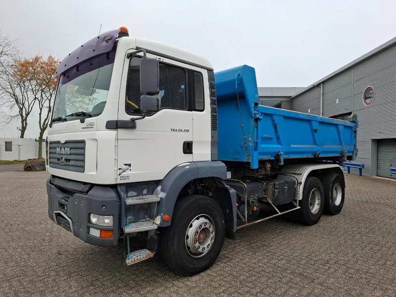 MAN TGA 26.310 / 6X4 / 2XBIG AXLE / 2SIDE TIPPER / ONLY:545423 KM / TUV:06-05-2026 / FULL-STEEL / AIRCO / MANUAL / EURO-4 / 2005 - Самоскид вантажівка: фото 3 MAN TGA 26.310 / 6X4 / 2XBIG AXLE / 2SIDE TIPPER / ONLY:545423 KM / TUV:06-05-2026 / FULL-STEEL / AIRCO / MANUAL / EURO-4 / 2005 - Самоскид вантажівка: фото 3