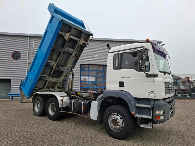 MAN TGA 26.310 / 6X4 / 2XBIG AXLE / 2SIDE TIPPER / ONLY:545423 KM / TUV:06-05-2026 / FULL-STEEL / AIRCO / MANUAL / EURO-4 / 2005 - Самоскид вантажівка: фото 5 MAN TGA 26.310 / 6X4 / 2XBIG AXLE / 2SIDE TIPPER / ONLY:545423 KM / TUV:06-05-2026 / FULL-STEEL / AIRCO / MANUAL / EURO-4 / 2005 - Самоскид вантажівка: фото 5