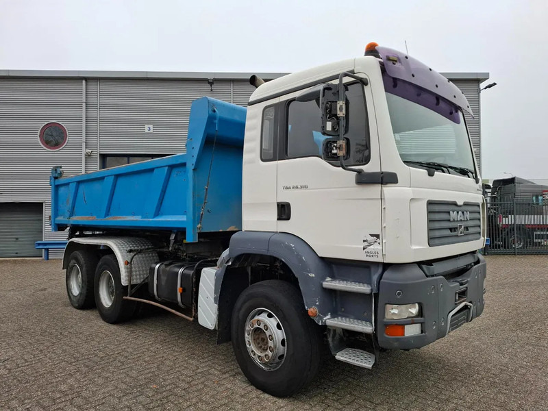 MAN TGA 26.310 / 6X4 / 2XBIG AXLE / 2SIDE TIPPER / ONLY:545423 KM / TUV:06-05-2026 / FULL-STEEL / AIRCO / MANUAL / EURO-4 / 2005 - Самоскид вантажівка: фото 4 MAN TGA 26.310 / 6X4 / 2XBIG AXLE / 2SIDE TIPPER / ONLY:545423 KM / TUV:06-05-2026 / FULL-STEEL / AIRCO / MANUAL / EURO-4 / 2005 - Самоскид вантажівка: фото 4