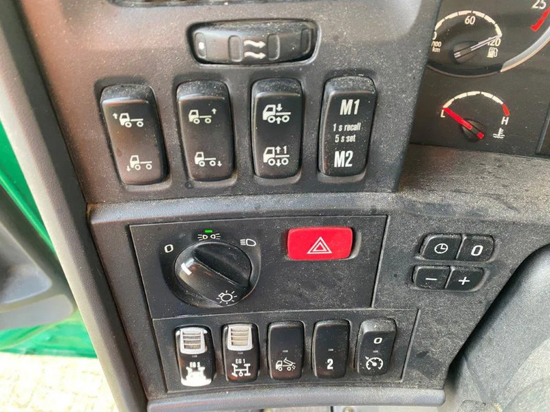 Гаковий мультиліфт вантажівка Scania R520 V8 / 8X4 / BIG AXLE / AJK HOOKLIFT 30TON / LIFT+LENKACHSE / NAVI / LEATHER / FULL-AIR / AUTOMATIC / EURO-6 / 2015: фото 16 Гаковий мультиліфт вантажівка Scania R520 V8 / 8X4 / BIG AXLE / AJK HOOKLIFT 30TON / LIFT+LENKACHSE / NAVI / LEATHER / FULL-AIR / AUTOMATIC / EURO-6 / 2015: фото 16