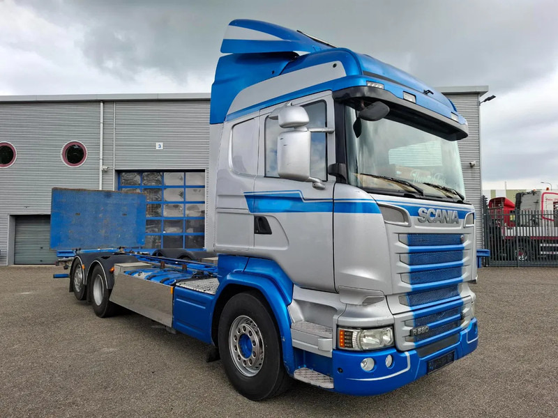 Scania R580 V8 / RETARDER / LIFT+LENKACHSE / FULL-AIR / PLATFORM 2000 KG / LEATHER / AIRCO / AUTOMATIC / EURO-6 / 2014 - Вантажівка шасі: фото 2 Scania R580 V8 / RETARDER / LIFT+LENKACHSE / FULL-AIR / PLATFORM 2000 KG / LEATHER / AIRCO / AUTOMATIC / EURO-6 / 2014 - Вантажівка шасі: фото 2