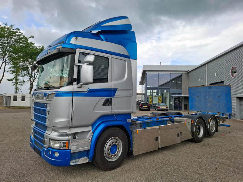 Scania R580 V8 / RETARDER / LIFT+LENKACHSE / FULL-AIR / PLATFORM 2000 KG / LEATHER / AIRCO / AUTOMATIC / EURO-6 / 2014 - Вантажівка шасі: фото 1 Scania R580 V8 / RETARDER / LIFT+LENKACHSE / FULL-AIR / PLATFORM 2000 KG / LEATHER / AIRCO / AUTOMATIC / EURO-6 / 2014 - Вантажівка шасі: фото 1