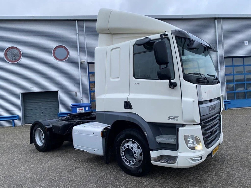 DAF CF370 / NICE CLEAN NL TRUCK / TYRES 80% / AUTOMATIC / EURO-6 / 2015 - Тягач: фото 2 DAF CF370 / NICE CLEAN NL TRUCK / TYRES 80% / AUTOMATIC / EURO-6 / 2015 - Тягач: фото 2