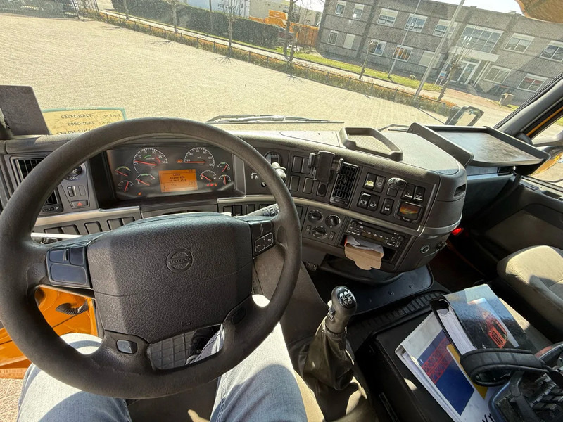 Interior photo 1: Вантажівка з маніпулятором Volvo FH12-420 / CRANE AMCO VEBA V8204S / REMOTE / XENON / AIRCO / ANALOGE TACHO / MANUAL / EURO-3 / 2003