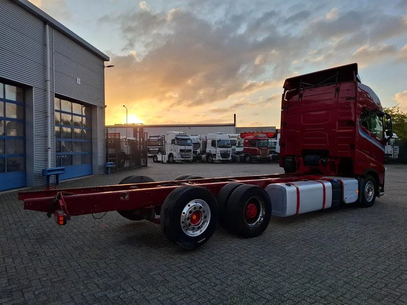Volvo FH16-750 / BIG AXLE / VEB+ / ONLY:679711 KM / DYNAMIC STEERING / NAVI / LWDS / FULL-AIR / AUTOMATIC / EURO-6 / 2018 - Вантажівка шасі: фото 5 Volvo FH16-750 / BIG AXLE / VEB+ / ONLY:679711 KM / DYNAMIC STEERING / NAVI / LWDS / FULL-AIR / AUTOMATIC / EURO-6 / 2018 - Вантажівка шасі: фото 5