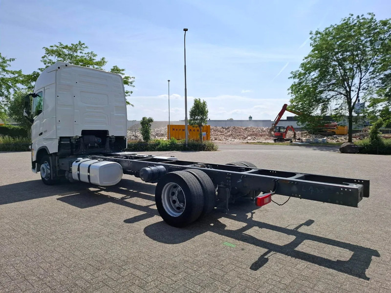 Volvo FH4-420 / PTO / DOUBLE TANK / I-PARKCOOL / VEB+ / LWDS / TUV:10-07-2025 / AUTOMATIC / EURO-6 / 2016 - Вантажівка шасі: фото 3 Volvo FH4-420 / PTO / DOUBLE TANK / I-PARKCOOL / VEB+ / LWDS / TUV:10-07-2025 / AUTOMATIC / EURO-6 / 2016 - Вантажівка шасі: фото 3