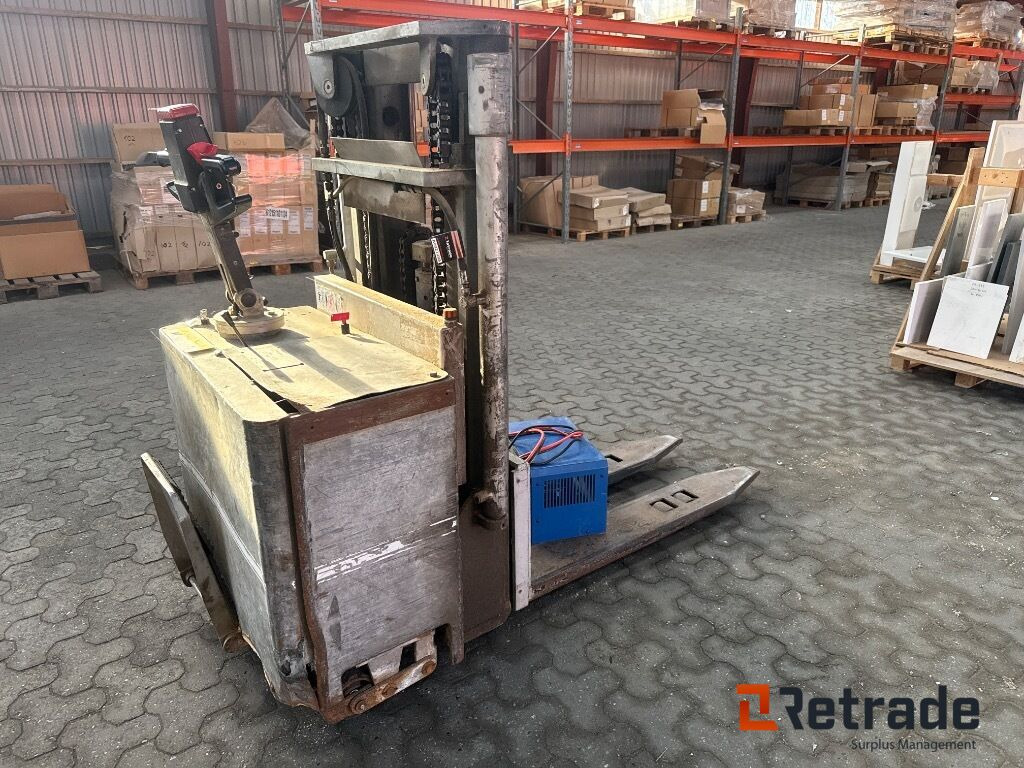 El-stabler Toyota SBE/S1500 - Штабелер: фото 3 El-stabler Toyota SBE/S1500 - Штабелер: фото 3