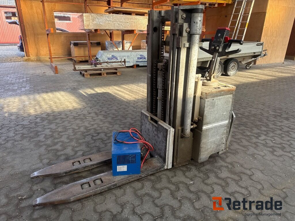 El-stabler Toyota SBE/S1500 - Штабелер: фото 1 El-stabler Toyota SBE/S1500 - Штабелер: фото 1