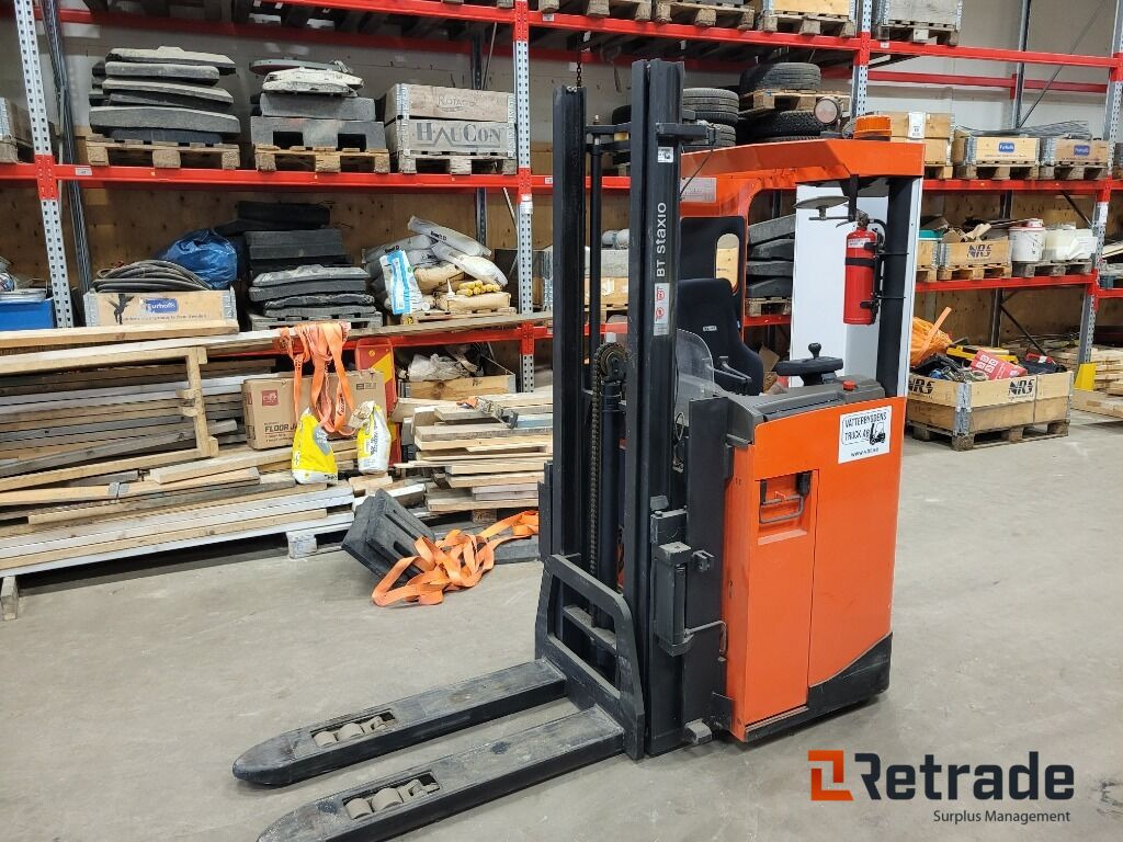 Gaffeltruck Sittstaplare BT SRE135L låga timmar - 2017 - Штабелер: фото 1 Gaffeltruck Sittstaplare BT SRE135L låga timmar - 2017 - Штабелер: фото 1