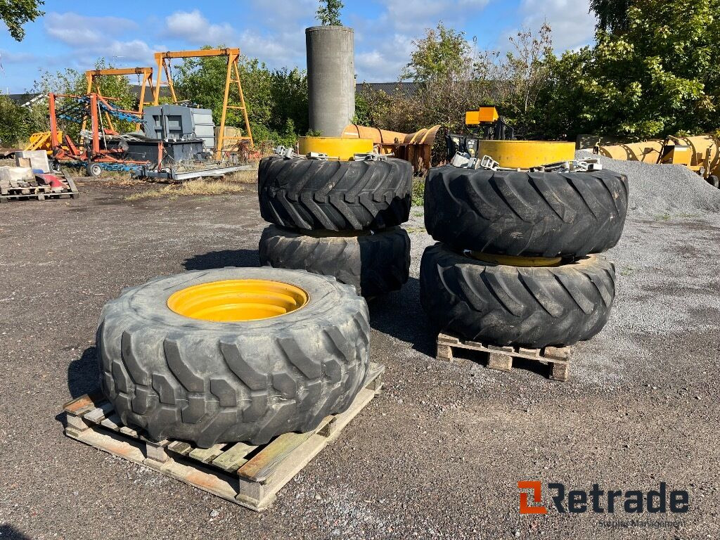 Tvillingmontering dæk og fælge med beslag til Hydrema rendegraver. - Будівельне обладнання: фото 1 Tvillingmontering dæk og fælge med beslag til Hydrema rendegraver. - Будівельне обладнання: фото 1