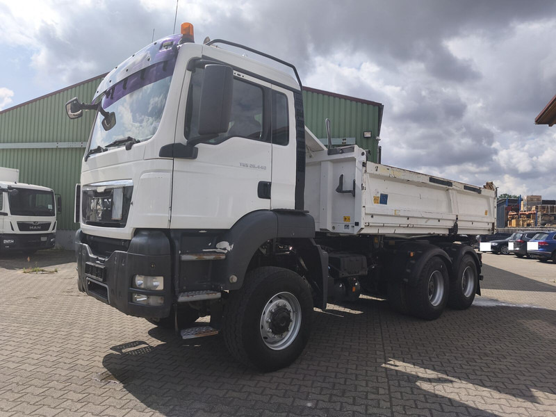 MAN TGS 26.400 6x6 GL Meiller Dreiseitenkipper Bordmatik Plane Euro - Самоскид вантажівка: фото 3 MAN TGS 26.400 6x6 GL Meiller Dreiseitenkipper Bordmatik Plane Euro - Самоскид вантажівка: фото 3