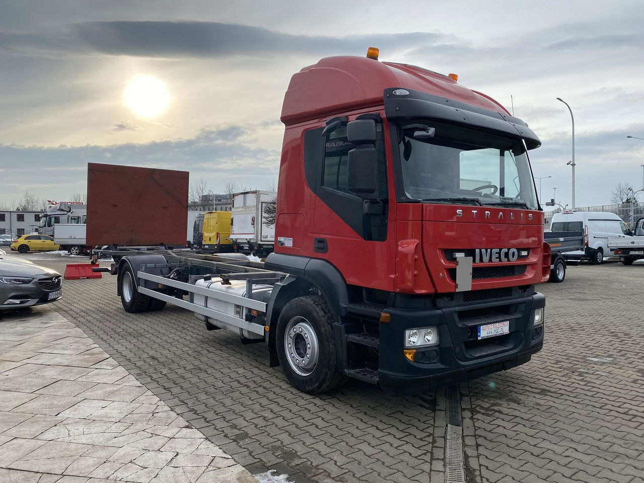 IVECO Stralis 360 AT 190 / Euro 5 / NEW Service / Long Frame - Вантажівка шасі: фото 2 IVECO Stralis 360 AT 190 / Euro 5 / NEW Service / Long Frame - Вантажівка шасі: фото 2