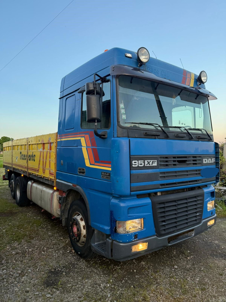 DAF XF 95.380 6X2 stake body - Бортова вантажівка/ Платформа: фото 2 DAF XF 95.380 6X2 stake body - Бортова вантажівка/ Платформа: фото 2