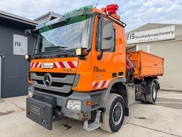 Mercedes-Benz Actros 1832 AK tipper 4x4 - crane Fassi 9.2M - remote control - Самоскид вантажівка: фото 1 Mercedes-Benz Actros 1832 AK tipper 4x4 - crane Fassi 9.2M - remote control - Самоскид вантажівка: фото 1