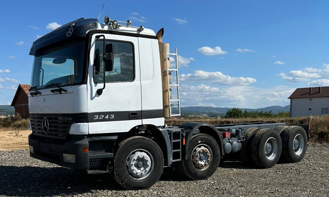 Mercedes-Benz Actros 3243 8x4 chassis - Вантажівка шасі: фото 1 Mercedes-Benz Actros 3243 8x4 chassis - Вантажівка шасі: фото 1