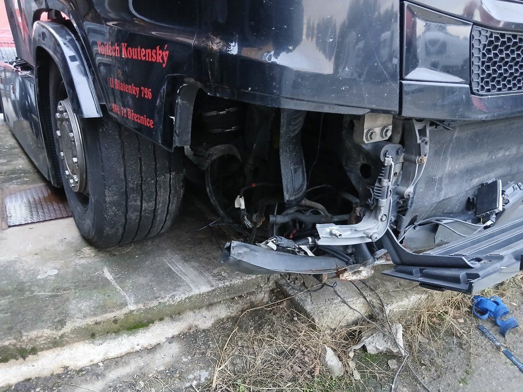 Scania R450 MEGA/lowdeck Unfall / damage - Тягач: фото 4 Scania R450 MEGA/lowdeck Unfall / damage - Тягач: фото 4