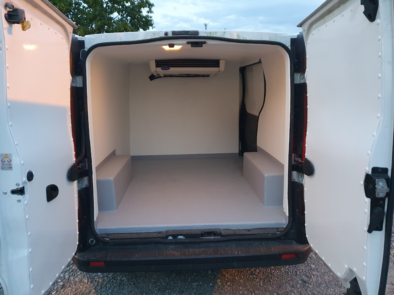 Opel VIVARO CHLODNIA CARRIER+230V KLIMA NAVI EURO6 - Фургон-рефрижератор: фото 2 Opel VIVARO CHLODNIA CARRIER+230V KLIMA NAVI EURO6 - Фургон-рефрижератор: фото 2