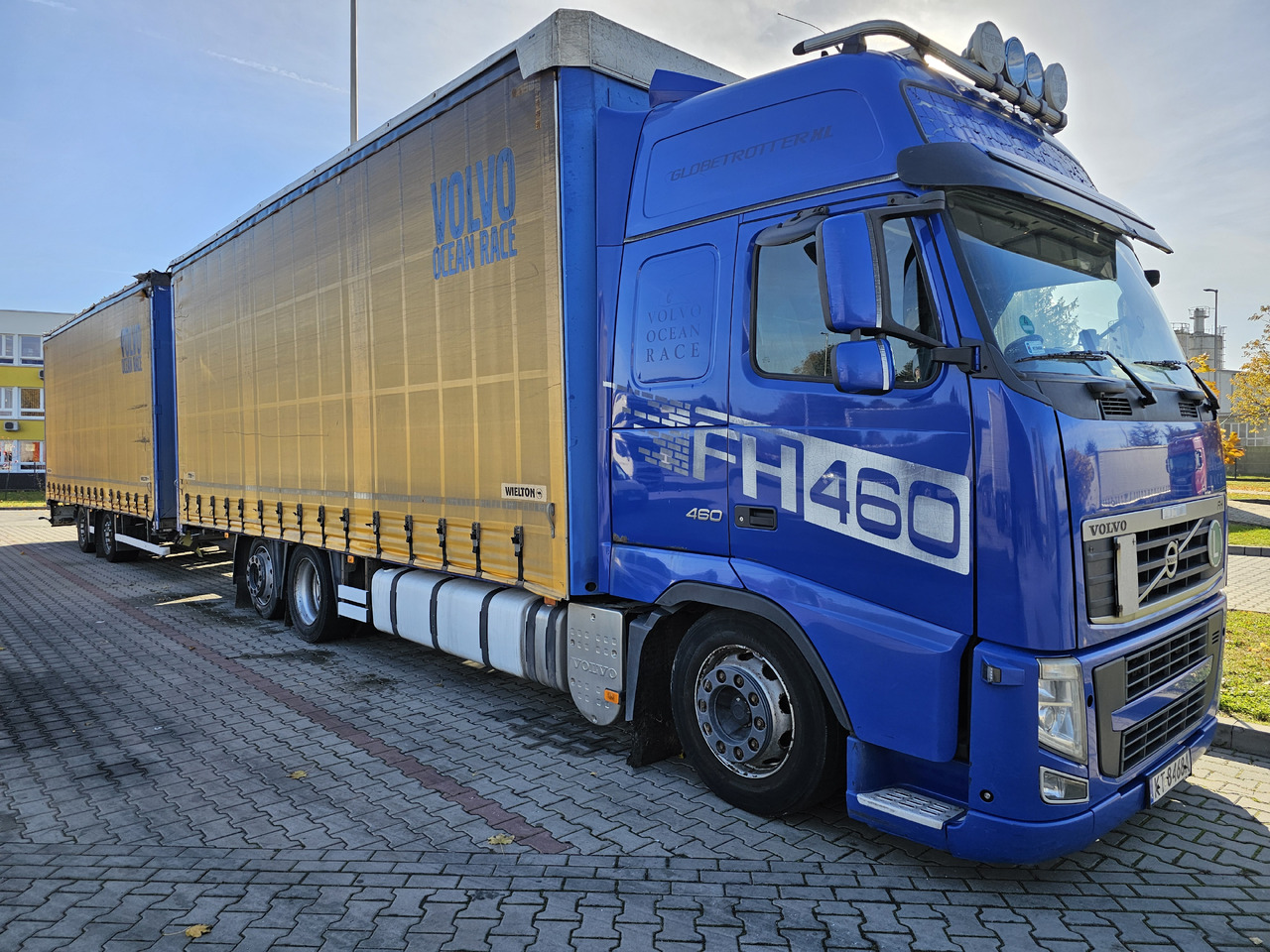 VOLVO FH460 ZESTAW TANDEM 120 M3 PRZEJAZDOWY + PRZYCZEPA FIRANKA SAF - Тентована вантажівка: фото 1 VOLVO FH460 ZESTAW TANDEM 120 M3 PRZEJAZDOWY + PRZYCZEPA FIRANKA SAF - Тентована вантажівка: фото 1