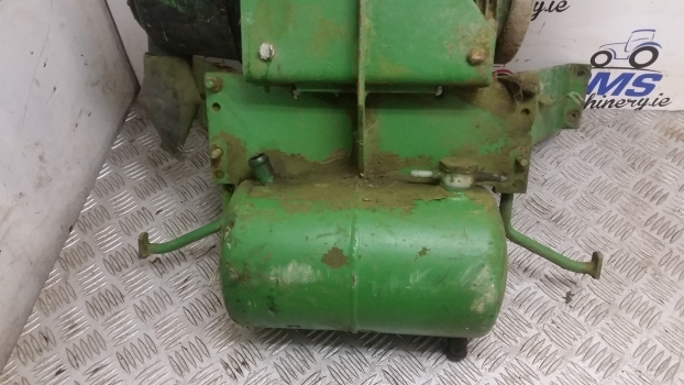 John Deere 3350, 2250 Air Cleaner And Hydraulic Reservoir Al55540, Al66857 - Повітряний фільтр в категорії Трактори: фото 2 John Deere 3350, 2250 Air Cleaner And Hydraulic Reservoir Al55540, Al66857 - Повітряний фільтр в категорії Трактори: фото 2