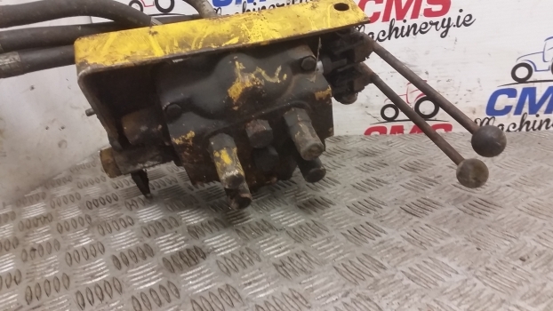 Massey Ferguson 50b Hydraulic Distribution Valve Assembly D100842 - Гідравлічний клапан в категорії Екскаватори-навантажувачі: фото 2 Massey Ferguson 50b Hydraulic Distribution Valve Assembly D100842 - Гідравлічний клапан в категорії Екскаватори-навантажувачі: фото 2