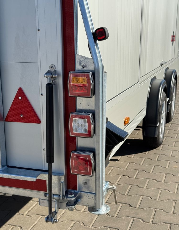 Debon C2000 - zamknięta przyczepa do przewozu aut, 550 x 215 cm, 3500kg, felgi ALU, wciągarka elektryczna - Закритий кузов причіп: фото 5 Debon C2000 - zamknięta przyczepa do przewozu aut, 550 x 215 cm, 3500kg, felgi ALU, wciągarka elektryczna - Закритий кузов причіп: фото 5