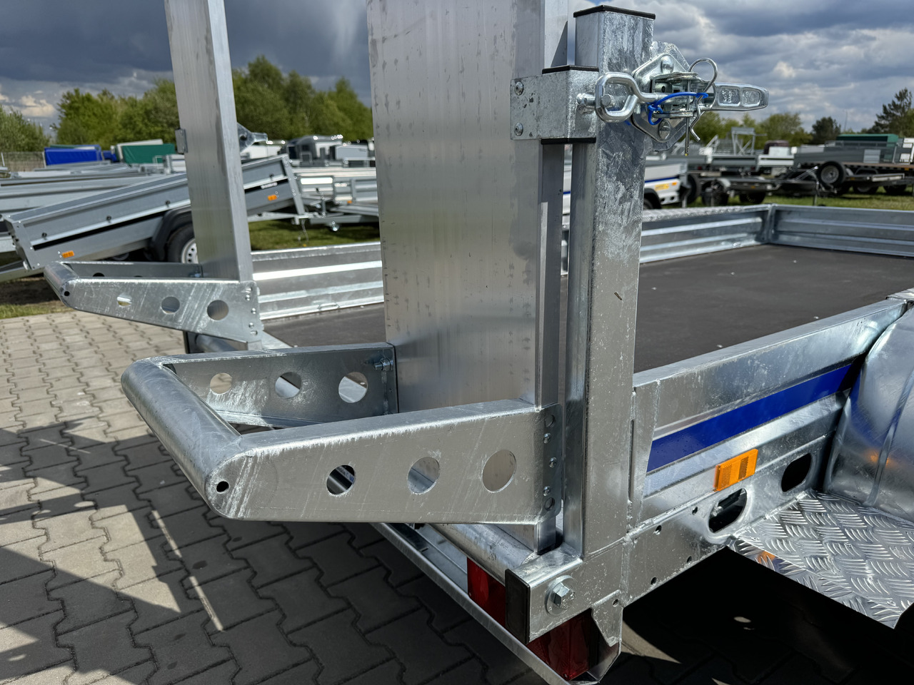 Новий Причіп для перевезення спецтехніки Wiola B2730 GVW 2700 kg machine transporter mini excavator 292x142 cm: фото 13 Новий Причіп для перевезення спецтехніки Wiola B2730 GVW 2700 kg machine transporter mini excavator 292x142 cm: фото 13