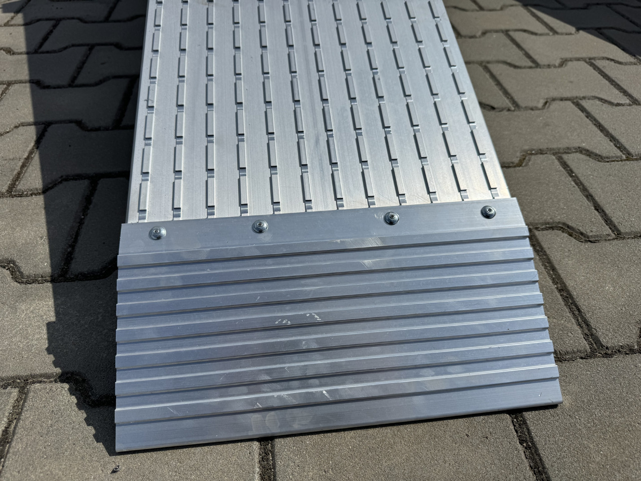 Новий Причіп для перевезення спецтехніки Wiola B2730 GVW 2700 kg machine transporter mini excavator 292x142 cm: фото 17 Новий Причіп для перевезення спецтехніки Wiola B2730 GVW 2700 kg machine transporter mini excavator 292x142 cm: фото 17