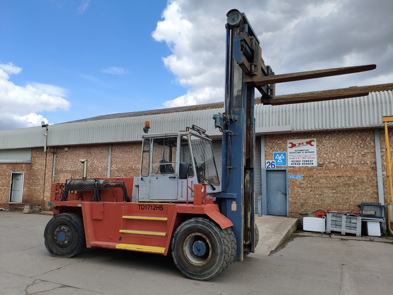 Kalmar TD1712HS 17000GK DIESEL FORKLIFT 4X4 EX Kalmar TD1712HS 17000GK DIESEL FORKLIFT 4X4 EX - Вантажно-розвантажувальна техніка: фото 1 Kalmar TD1712HS 17000GK DIESEL FORKLIFT 4X4 EX Kalmar TD1712HS 17000GK DIESEL FORKLIFT 4X4 EX - Вантажно-розвантажувальна техніка: фото 1