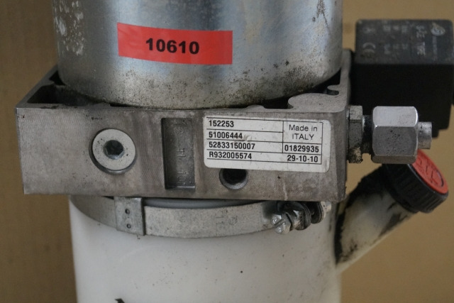 Jungheinrich 51006444 | Lifting motor with tank 24V 2,2KW 120A 2600 min-1 ISKRA Lifting motor with tank 24V 2,2KW 120A 2600 min-1 ISKRA code R932005574 for ERE225 year 2010 - Гідронасос в категорії Вантажно-розвантажувальна техніка: фото 2 Jungheinrich 51006444 | Lifting motor with tank 24V 2,2KW 120A 2600 min-1 ISKRA Lifting motor with tank 24V 2,2KW 120A 2600 min-1 ISKRA code R932005574 for ERE225 year 2010 - Гідронасос в категорії Вантажно-розвантажувальна техніка: фото 2