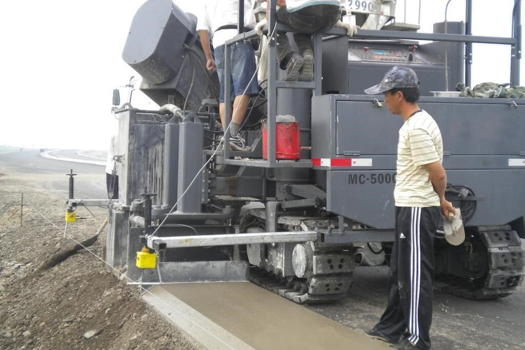 Kinglink MC5000 Concrete slipform paver for road ditch and gutter - Бетоноукладач: фото 2 Kinglink MC5000 Concrete slipform paver for road ditch and gutter - Бетоноукладач: фото 2
