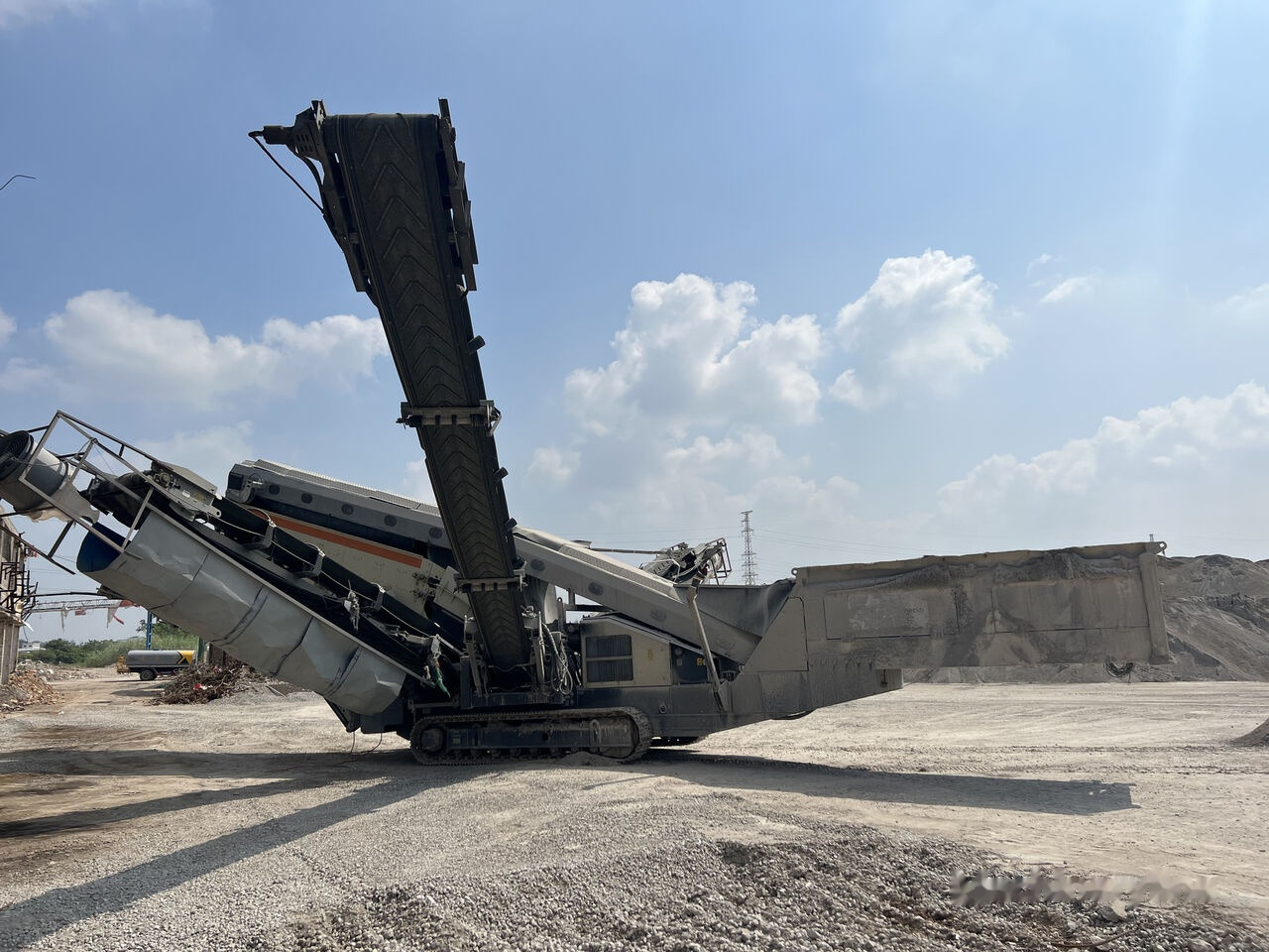 Metso LOKOTRACK ST4.8 SCALPER STONE VIBRATING SCREEN - Мобільна дробарка: фото 2 Metso LOKOTRACK ST4.8 SCALPER STONE VIBRATING SCREEN - Мобільна дробарка: фото 2