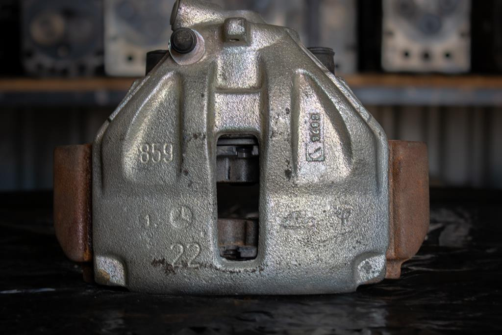 MERCEDES-BENZ SPRINTER OM602 - Гальмівний супорт в категорії Вантажівки: фото 1 MERCEDES-BENZ SPRINTER OM602 - Гальмівний супорт в категорії Вантажівки: фото 1