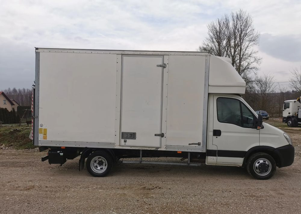 Iveco 3.0-150KM Daily 35C15 Kontener winda Dhollandia 750kg długi 35-150 Klimatyzacja długi rozstaw - Фургон з закритим кузовом: фото 4 Iveco 3.0-150KM Daily 35C15 Kontener winda Dhollandia 750kg długi 35-150 Klimatyzacja długi rozstaw - Фургон з закритим кузовом: фото 4