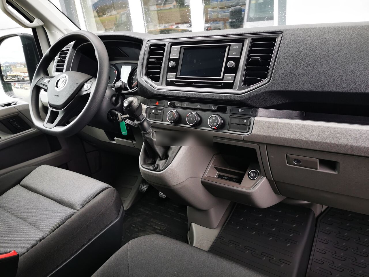 Interior photo 1: Новий Суцільнометалевий фургон Volkswagen Crafter
