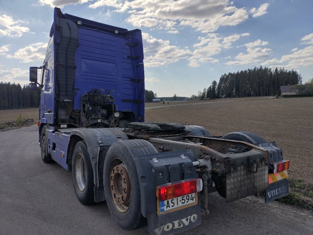 Volvo FH12 6x2 takateli veturi, leima 05/25 - Тягач: фото 4 Volvo FH12 6x2 takateli veturi, leima 05/25 - Тягач: фото 4