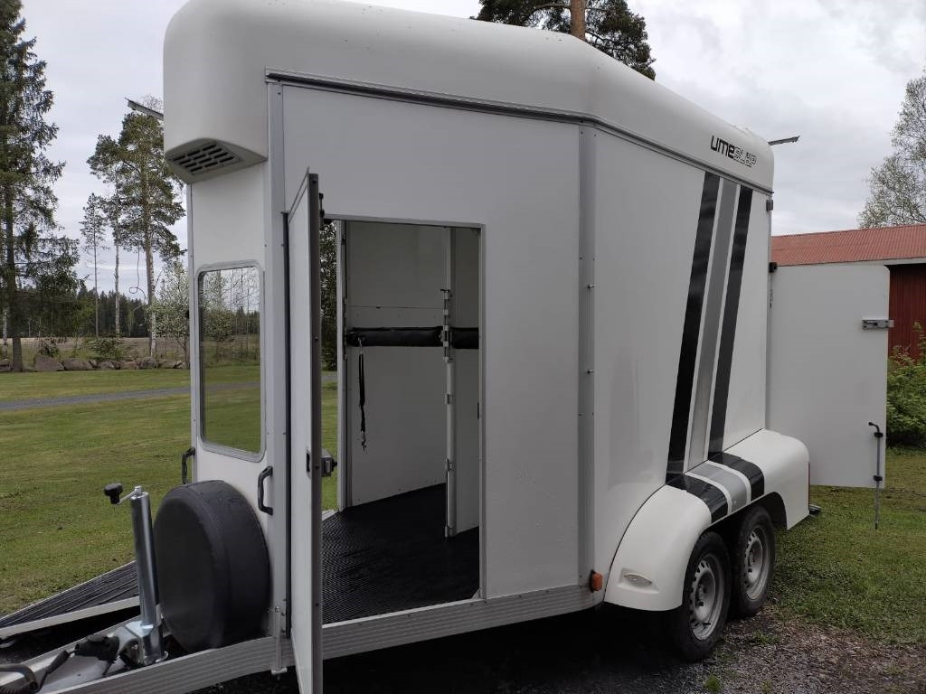 Umeå A45 Hevostraileri, etupurku - Для перевезення худоби причіп: фото 3 Umeå A45 Hevostraileri, etupurku - Для перевезення худоби причіп: фото 3
