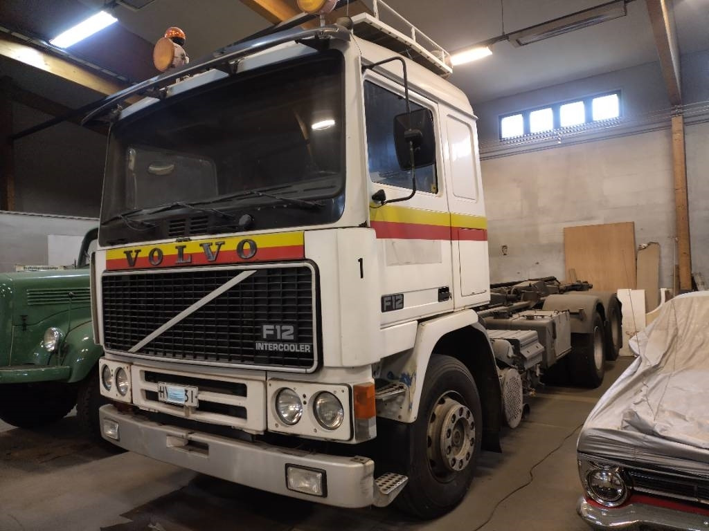 Volvo F12 6x2 ketjulaitteilla, Museointiin - Скіповий навантажувач вантажівка: фото 1 Volvo F12 6x2 ketjulaitteilla, Museointiin - Скіповий навантажувач вантажівка: фото 1