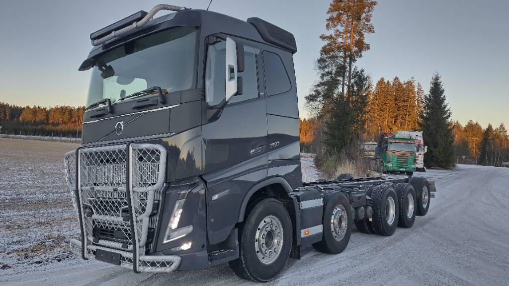 Volvo FH750 10*4 alusta,täysilmajouset - Вантажівка шасі: фото 1 Volvo FH750 10*4 alusta,täysilmajouset - Вантажівка шасі: фото 1