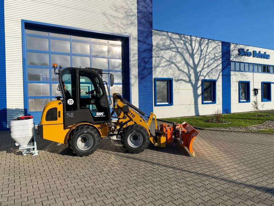 Radlader/Hoflader BK810 inkl. Winter-Komplettpaket *INKL.19% MWST*BERGER KRAUS* KUBOTA*EURO*CE* - Компактний фронтальний навантажувач: фото 1 Radlader/Hoflader BK810 inkl. Winter-Komplettpaket *INKL.19% MWST*BERGER KRAUS* KUBOTA*EURO*CE* - Компактний фронтальний навантажувач: фото 1