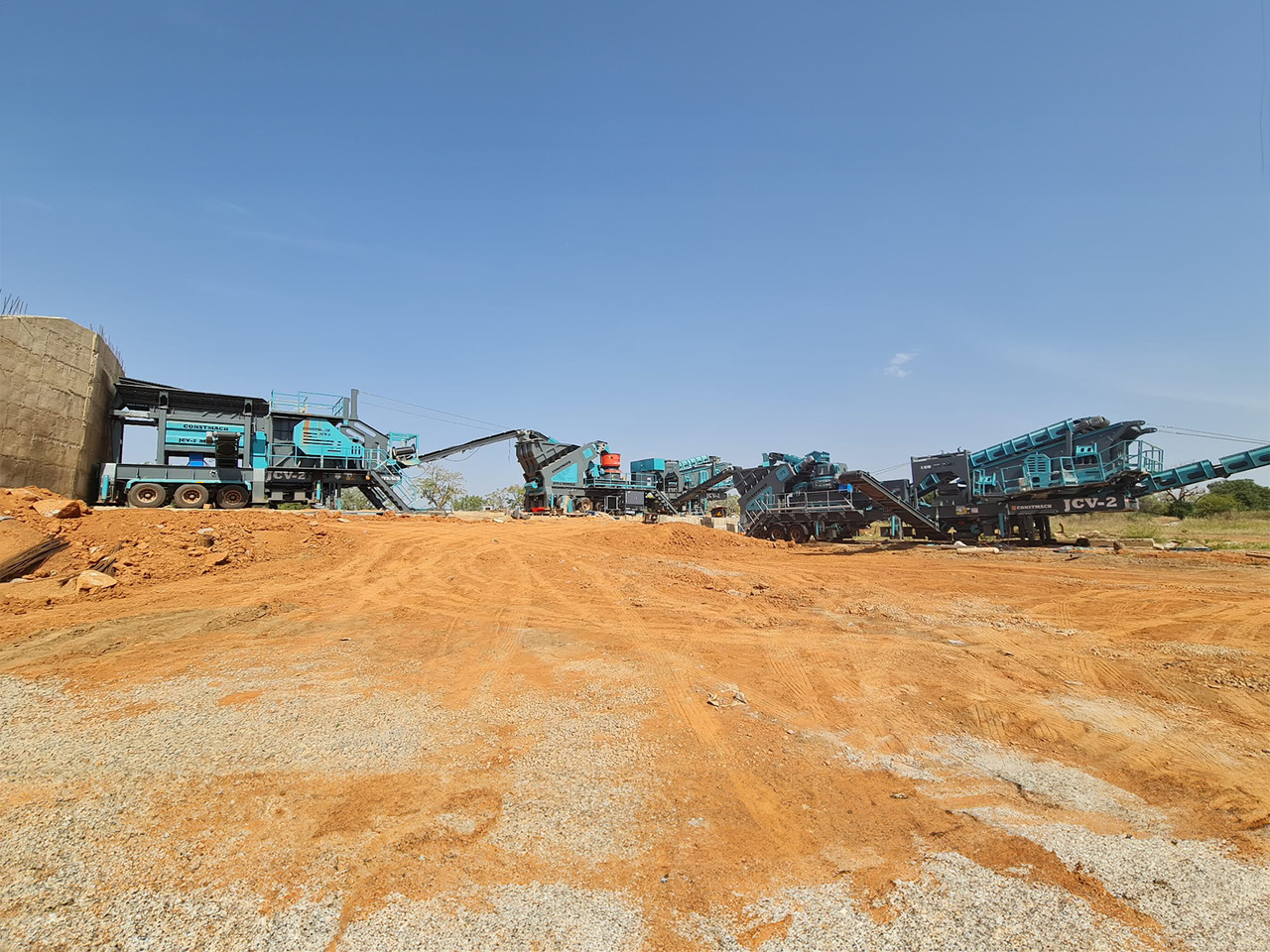 Constmach Mobile Stone Crushing Plant With A Capacity Of 150 T/h Delivered From Stock - Мобільна дробарка: фото 1 Constmach Mobile Stone Crushing Plant With A Capacity Of 150 T/h Delivered From Stock - Мобільна дробарка: фото 1