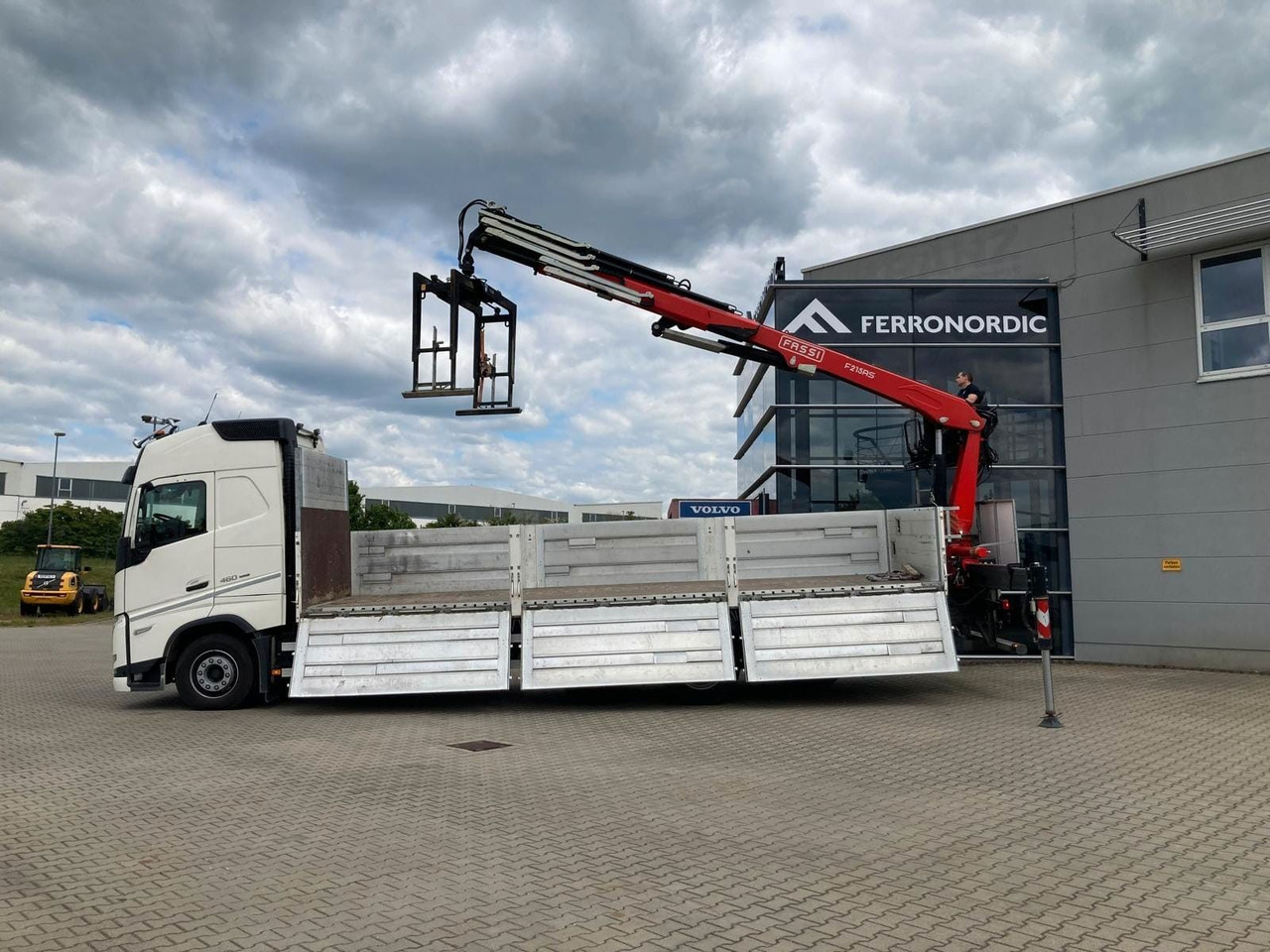 Volvo FH460 8x2 TRIDEM VLA&NLA gelenkt*FASSI F215AS.24 - Вантажівка з маніпулятором: фото 2 Volvo FH460 8x2 TRIDEM VLA&NLA gelenkt*FASSI F215AS.24 - Вантажівка з маніпулятором: фото 2