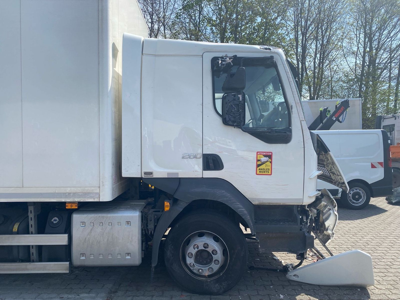 Volvo FL 16.280 Koffer Unfallschaden - Вантажівка з закритим кузовом: фото 2 Volvo FL 16.280 Koffer Unfallschaden - Вантажівка з закритим кузовом: фото 2